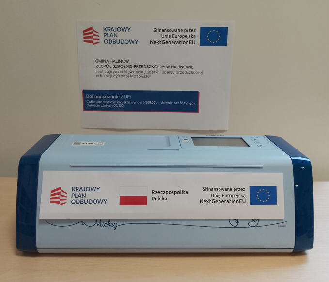 Niebiesko-granatowe urządzenie z ekranem, na kt&oacute;rym widnieją napisy 